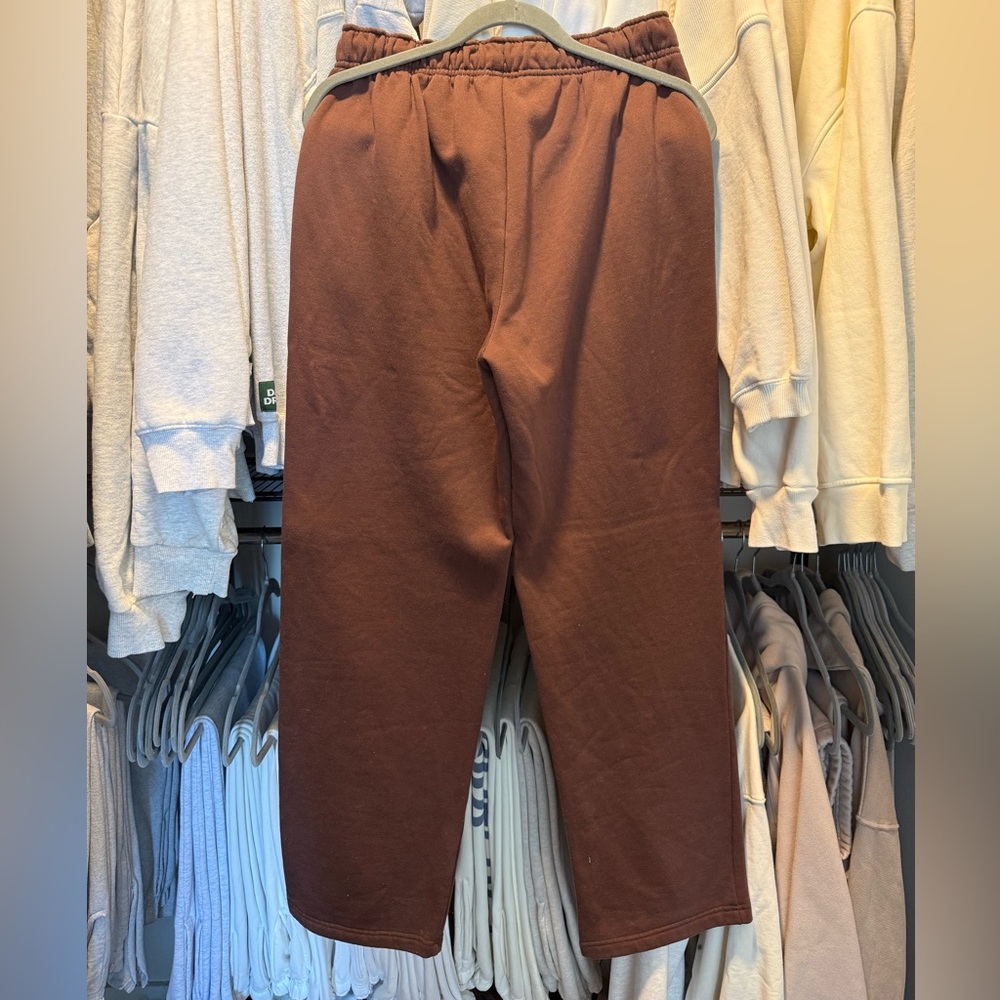 Alo Accolade Sweatpants - Picture 2 of 3